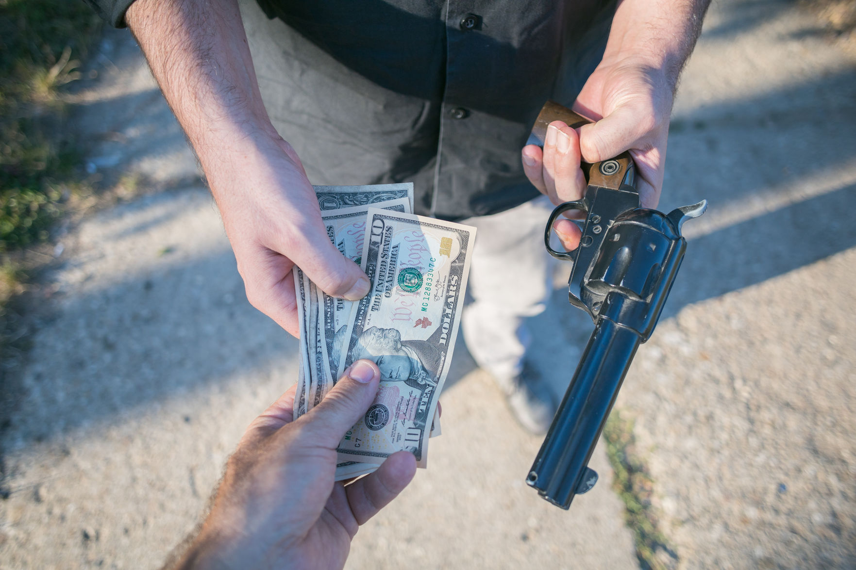 daylight robbery on street by criminal